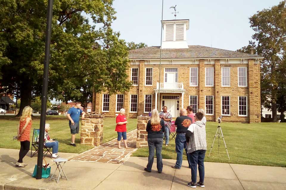 Oración en la plaza en Okmulgee, OK