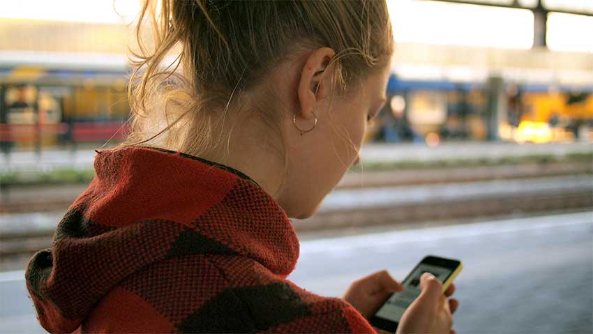 femme en train d'envoyer des SMS